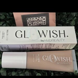 HUDA BEAUTYGloWish Vegan Multidew Skin Tint Foundation Shade: light medium 04